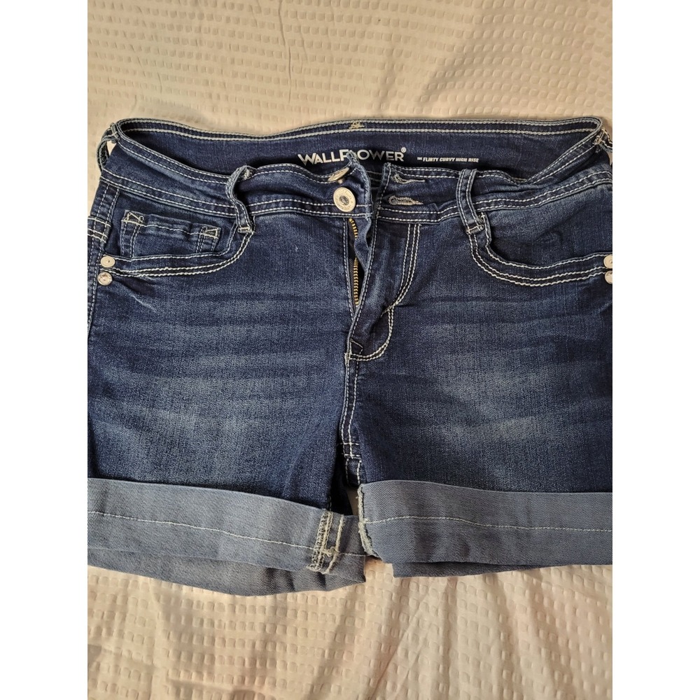 Wallflower Women's Size 7 Zip Up Five Pocket Distressed Cuffed Decorative Shorts